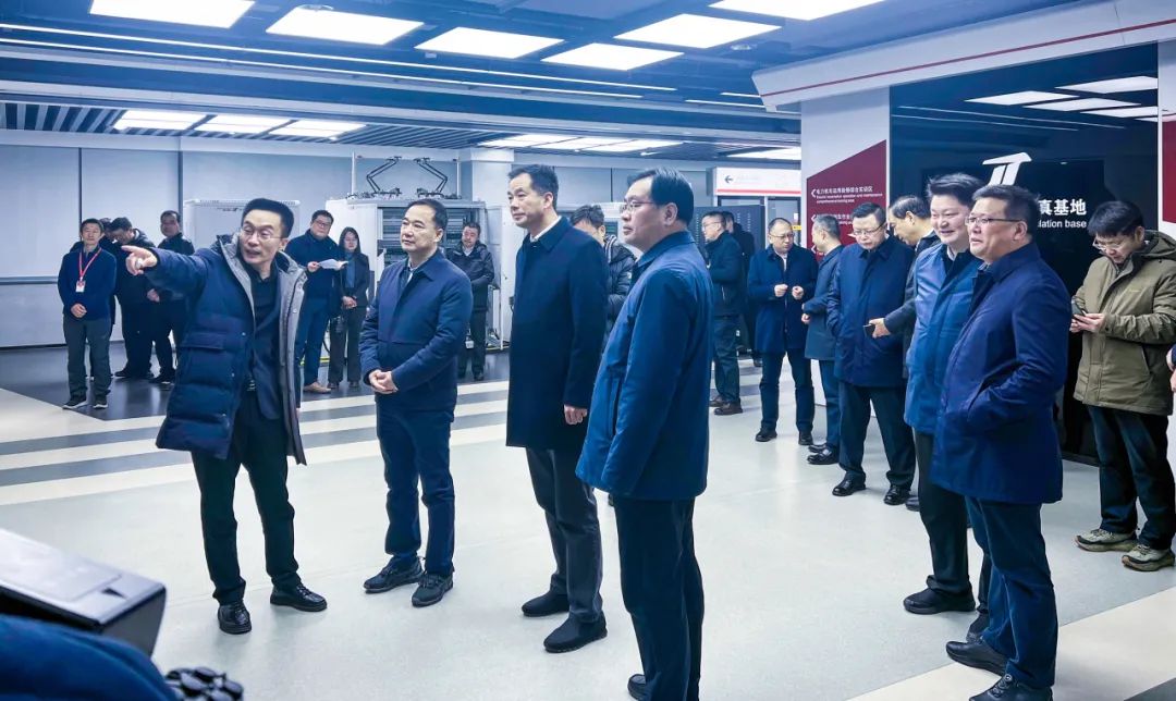 郑州市委副书记、市长何雄一行莅临1701vip黄金城高科参观调研